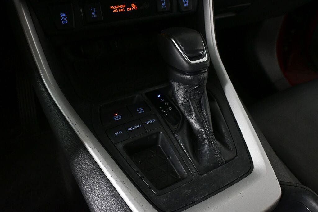 Used 2020 Toyota RAV4 XLE Premium FWD image 16
