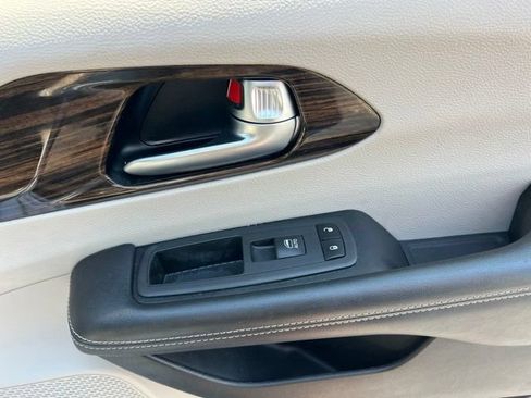 Used 2021 Chrysler Pacifica Limited AWD/4WD image 36