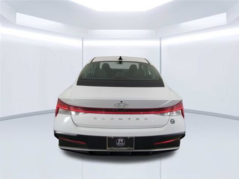 Used 2025 Hyundai Elantra SEL FWD image 15