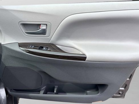 Used 2019 Toyota Sienna XLE w/ XLE Navigation Package image 19