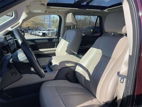 Certified 2024 Ford Expedition XLT image 18