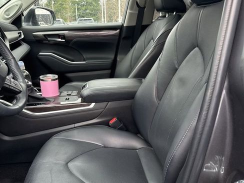 Used 2023 Toyota Highlander Limited image 4