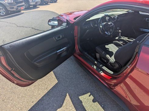 Used 2018 Ford Mustang Coupe RWD image 9
