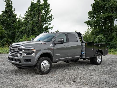 New 2026 RAM 4500 4x4 Crew Cab DRW w/ Laramie Trim Package image 10