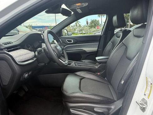 Used 2024 Jeep Compass Latitude AWD/4WD image 10