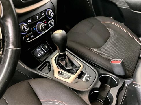 Used 2017 Jeep Cherokee Latitude FWD image 14