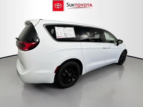 Used 2024 Chrysler Pacifica Touring-L image 4