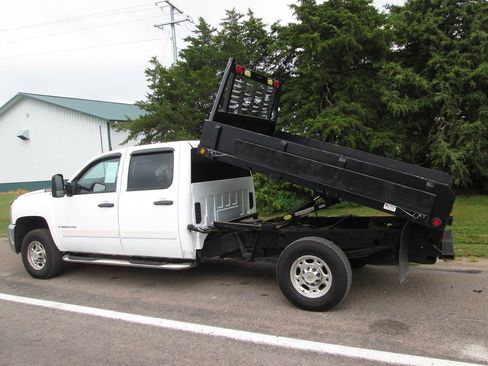 Used 2007 Chevrolet Silverado 2500 LT w/ 2LT Convenience Package AWD/4WD image 2