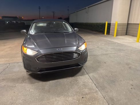 Used 2020 Ford Fusion SE image 4