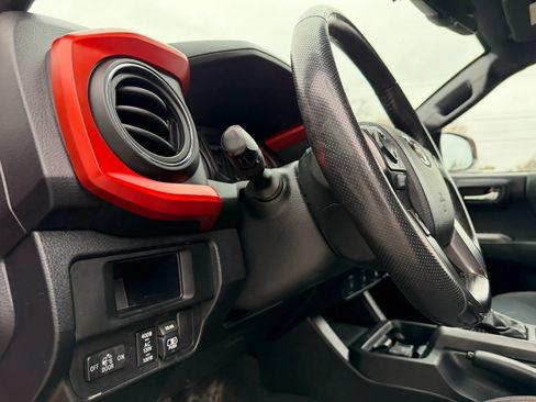 Used 2017 Toyota Tacoma TRD Sport w/ Exterior Package image 17