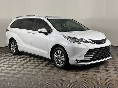 Used 2024 Toyota Sienna Limited FWD image 2