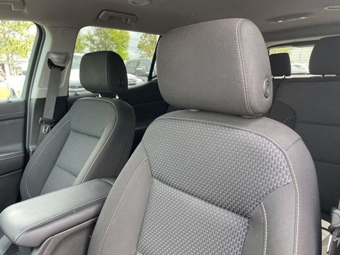 Used 2023 GMC Acadia SLE w/ Driver Convenience Package FWD image 17