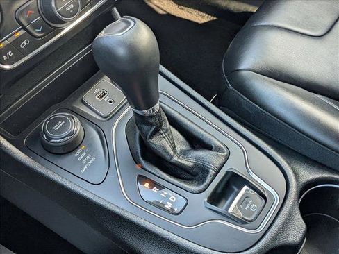 Used 2019 Jeep Cherokee Latitude Plus w/ Comfort/Convenience Group image 12