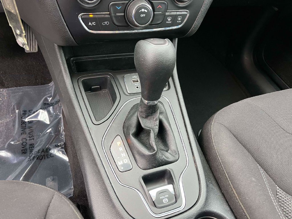 Used 2019 Jeep Cherokee Latitude w/ Popular Appearance Group FWD image 19