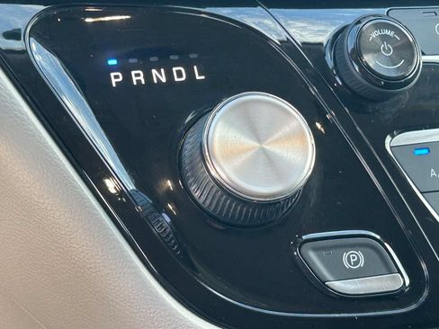 Used 2018 Chrysler Pacifica Touring-L FWD image 14