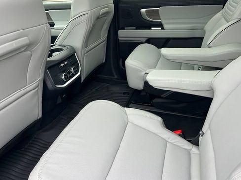 New 2025 Ford Expedition Max Platinum w/ Platinum Ultimate Package AWD/4WD image 11