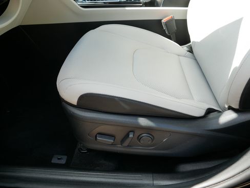 Certified 2025 Kia Sportage EX w/ Premium Package AWD/4WD image 20