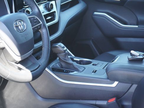 Used 2022 Toyota Highlander XLE image 25