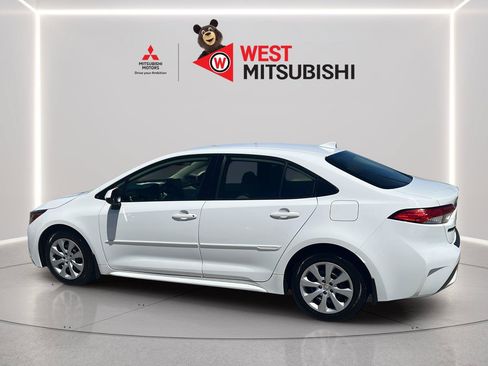 Used 2022 Toyota Corolla LE FWD image 2