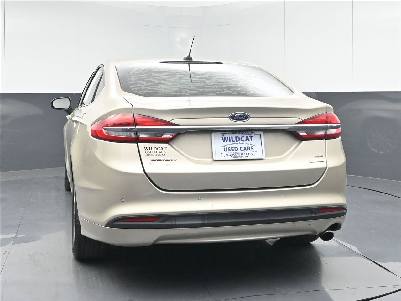 Used 2017 Ford Fusion SE w/ Fusion SE Technology Package FWD image 6