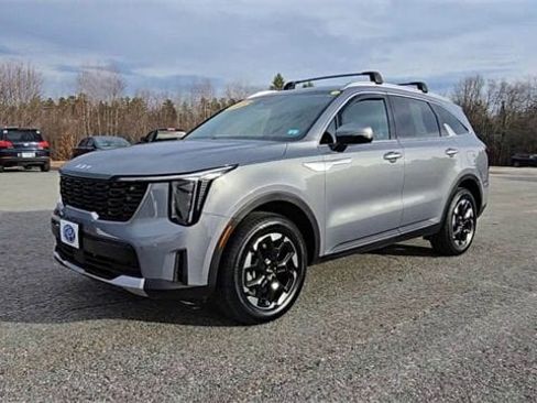 Used 2024 Kia Sorento S image 4