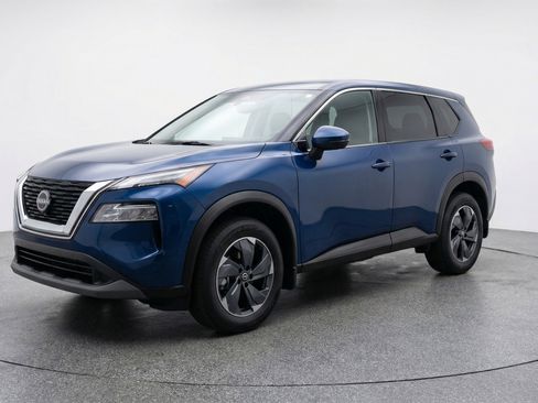 Used 2025 Nissan Rogue SV image 3