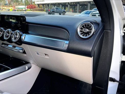 Used 2020 Mercedes-Benz GLB 250 4MATIC w/ Premium Package image 18