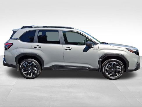 Used 2025 Subaru Forester Premium AWD/4WD image 7