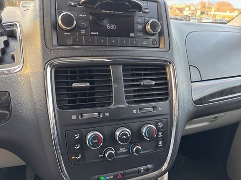 Used 2015 Dodge Grand Caravan SXT w/ UConnect Hands-Free Group image 13