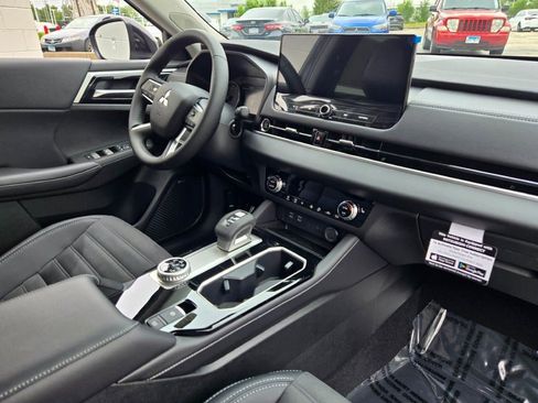 New 2025 Mitsubishi Outlander SE image 30