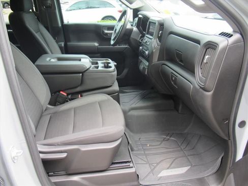 Used 2024 Chevrolet Silverado 1500 Custom w/ Dark Appearance Package RWD image 9