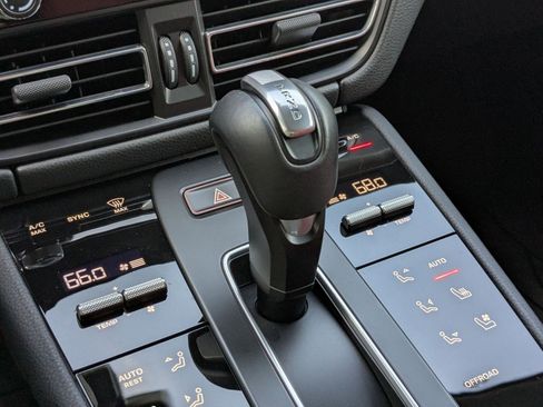 Certified 2025 Porsche Macan image 19