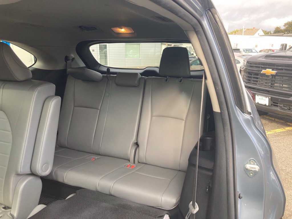 Used 2020 Toyota Highlander XLE AWD/4WD image 29
