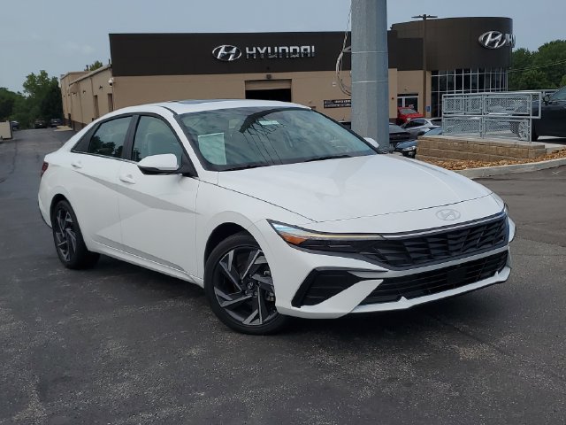 Certified 2025 Hyundai Elantra Limited FWD image 33