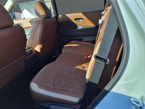 New 2026 Nissan Pathfinder Platinum image 18