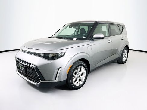 Used 2025 Kia Soul LX w/ LX Technology Package FWD image 3