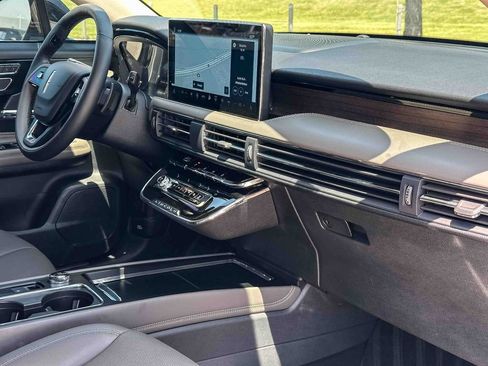 Used 2025 Lincoln Corsair Reserve FWD image 21