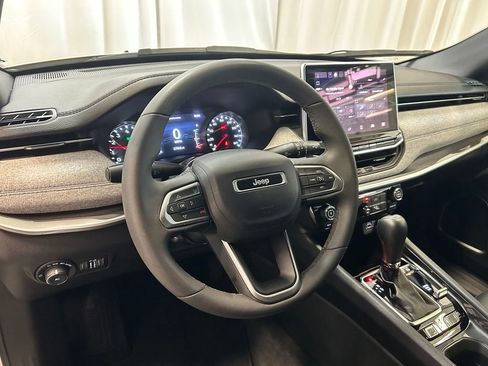 Used 2023 Jeep Compass Latitude AWD/4WD image 2
