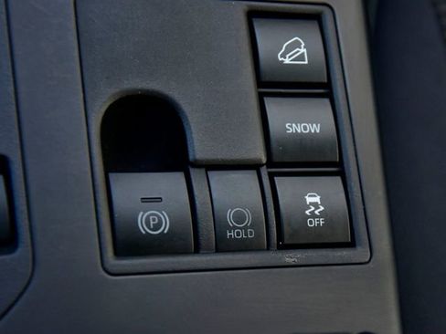 Used 2024 Toyota Highlander LE image 28