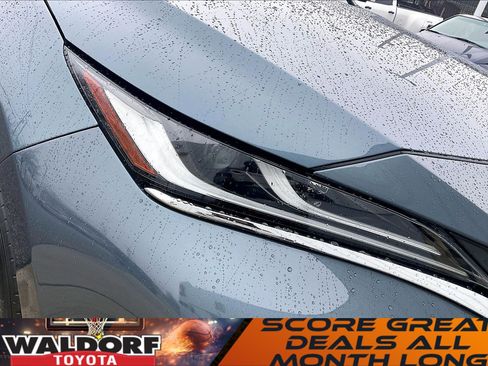 Used 2023 Toyota Venza LE image 32