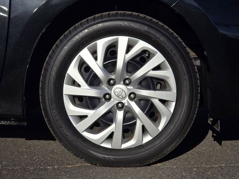 Used 2019 Toyota Corolla LE image 9