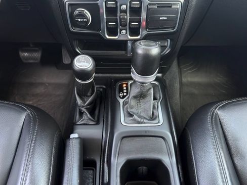 Used 2021 Jeep Wrangler Unlimited Sahara AWD/4WD image 3
