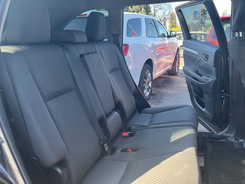Used 2019 Toyota Highlander LE AWD/4WD image 17