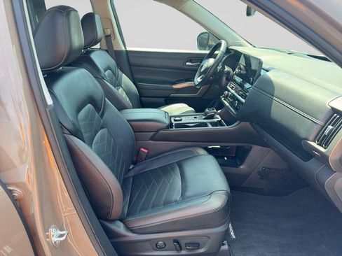 Used 2024 Nissan Pathfinder Platinum w/ Cargo Package AWD/4WD image 15