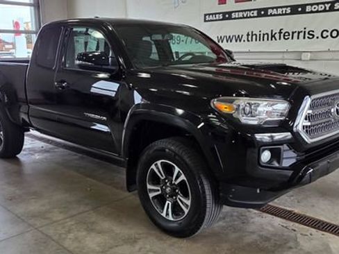 Used 2017 Toyota Tacoma TRD Sport image 9
