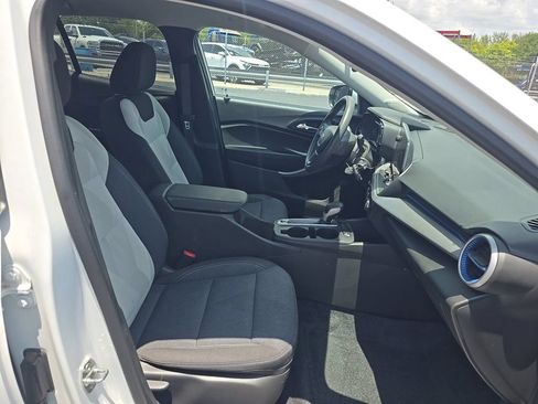 Used 2024 Chevrolet Trax LS w/ LS Convenience Package FWD image 12