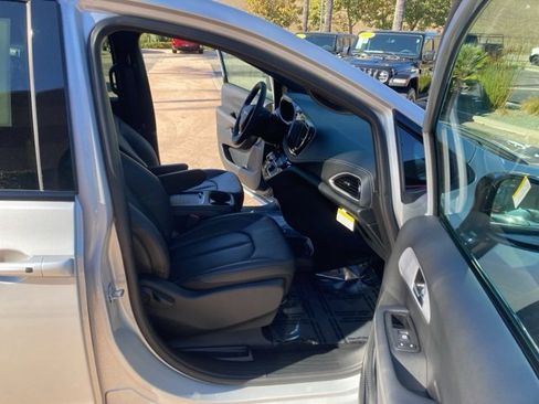 Used 2024 Chrysler Pacifica Touring-L w/ S Appearance Package image 20