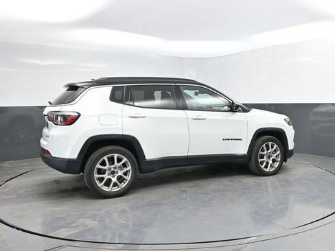 Used 2025 Jeep Compass Limited AWD/4WD image 2