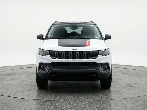 Used 2025 Jeep Compass Trailhawk AWD/4WD image 2