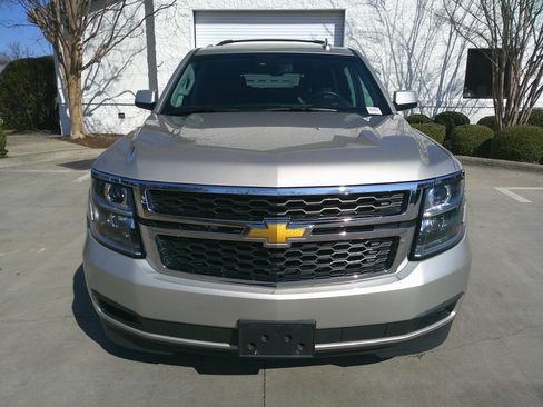 Used 2017 Chevrolet Suburban LT image 3